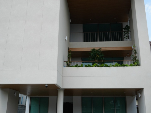 LINE_ALBUM_Sukhumvit 56 Land _ Building_251104_17