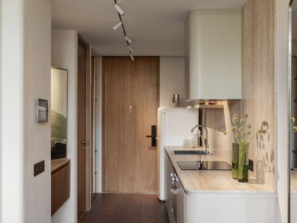 Entrance + kitchen area